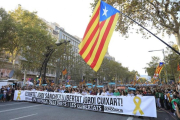 Manifestación por la libertad de Jordi Sànchez, presidente de la ANC, y Jordi Cuixart en Paseo de Gracia en octubre.-/ FERRAN NADEU