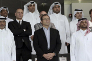 Sandro Rosell, en una imagen de archivo, con miembros de la federación catarí de fútbol-REUTERS