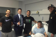 Carvajales recibió la visita del doctor Salvat, del preparador físico, Jorge Rueda, y de los compañeros Andu Masuyama y Facundo López.-ECB