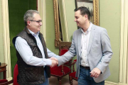Martín y De la Rosa se saludan antes de su entrevista en la Alcaldía.-RAÚL G. OCHOA