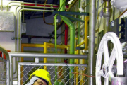 Un operario trabaja en la central nuclear de Garoña.