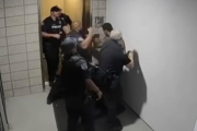 Imagen del incidente protagonizado por agentes de policía de Mesa-/ EL PERIÓDICO