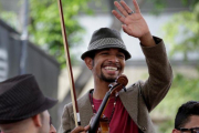 Wuilly Arteaga, el violinista venezolano, saluda sonriente en una asamblea en contra del presidente Nicolás Maduro en Caracas, Venezuela.-MARCO BELLO