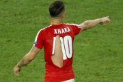 Las camisetas rotas de Suiza durante el encuentro ante Francia.-EFE / SHAWN THEW