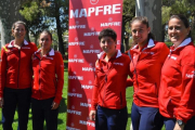 La capitana del equipo español de la Copa Federación, Conchita Martínez, posa junto a las jugadoras Garbiñe Muguruza, Anabel Medina, Carla Suárez y Sara Sorribes en las instalaciones del Club Tennis Lleida.-RFET