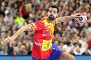 Ferran Solé culmina una acción de contrataque para la selección.-FRIEDEMANN VOGEL (EFE)