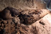 Una de las momias de la cámara funeraria descubierta en Minia, en Egipto.-MOHAMED ABD EL GHANY / REUTERS