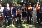 Foto de familia de los galardonados junto a la alcaldesa de Atapuerca, Raquel Torrientes.-ECB
