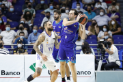Benite busca línea de pase ante el madridista Taylor. ACB PHOTO / V. CARRETERO