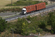 Un camión que transporta mercancías  peligrosas transita por el interior del casco urbano hacia el polígono.-G. G.