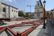 Dos grandes estructuras colocadas ayer sobre el suelo de la plaza de San Juan.-ISRAEL L. MURILLO