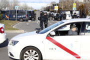 Huelga de taxistas en los alrededores de Ifema este miércoles.-DAVID CASTRO