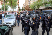Vecinos de Lleida han obligado a la Policía Nacional a cambiar su ruta al salir del CAP Cappont de Lleida tras retirar las urnas.-LAURA CORTÉS / ACN
