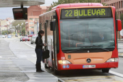 Una persona se sube al autobús en la línea del Bulevar ferroviario.-RAÚL G. OCHOA