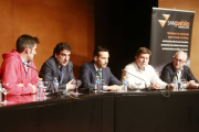 La directiva del CB Miraflores se dirige a los aficionados presentes en la asamblea informativa celebrada ayer.-RAÚL OCHOA