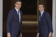 Pedro Sánchez recibe a Pablo Casado en la Moncloa.-JOSÉ LUIS ROCA