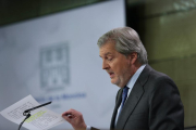 Íñigo Méndez de Vigo, este viernes tras el Consejo de Ministros.-DAVID CASTRO