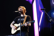 El cantante británico Ed Sheeran, durante el concierto de este domingo en Barcelona.-JOSEP GARCIA