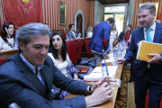 Los concejales de Ciudadanos Jesús Ortego y Gloria Bañeres dialogan con el alcalde de Burgos, Javier Lacalle, antes del comienzo de una sesión plenaria.-RAÚL G. OCHOA