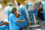 CLASE PRÁCTICA. Uno de los grupos de médicos internistas que han hecho el curso, en una simulación de un caso de emergencia.-Foto:   HOSPITAL VIRTUAL VALDECILLA