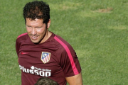 Simeone y Gameiro, durante el entrenamiento del Atlético en su ciudad deportiva el miércoles día 17.-MARISCAL / EFE