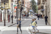 Varias personas cruzan la calle Santader uno de los días en los que está cerrada al tráfico de vehículos.-SANTI OTERO