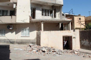 Un vecino limpia escombros en su casa de Nusaybin tras un ataque con morteros desde Siria, el pasado lunes. / ILYA U TOPPER (EFE)-EFE / ILYA U TOPPER