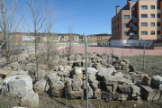 Este conjunto de piedras son los restos de la ermita de Las Rebolledas, del siglo XII, que deben usarse para construir un centro de día.-ISRAEL L. MURILLO