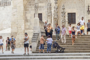 Turistas a las puertas de la Catedral, foco principal de atracción de visitas de la capital burgalesa.-SANTI OTERO