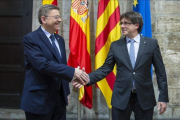 Los presidentes Carles Puigdemont y Ximo Puig, en el Palau de la Generalitat Valenciana.-MIGUEL LORENZO