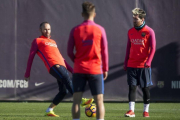 Andrés Iniesta y Leo Messi, en el entrenamiento previo al clásico frente al Real Madrid, en la Ciudad Deportiva 'Joan Gamper' del Barça.-JORDI COTRINA