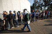 Grupos de migrantes esperando a recibir alimentos  durante el pasado martes 6 de noviembre de 2018  en el deportivo Jesús Martínez Palillo  en Ciudad de México.-EFE