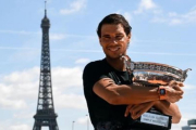Rafa Nadal posa con la Copa de los Mosqueteros-