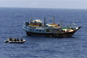 Lanchas de la fragata española 'Navarra' se aproximan a un pesquero iraní para auxiliarle tras un ataque pirata en aguas de Somalia, en el 2010.-HO / AFP