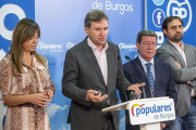 Lacalle compareció ayer rodeado de todos los miembros de su candidatura.-SANTI OTERO