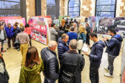 Un grupo de personas visita una exposición en La Estación. ISRAEL L. MURILLO