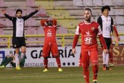 Adrián Hernández protege el balón ante el acoso de un jugador del Cacereño.-SANTI OTERO