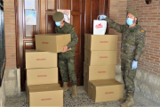 Los militares de la base de Castrillo del Val han repartido los productos donados por Campofrío. ECB