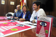 La concejala de Cultura del Ayuntamiento de Ponferrada, María Antonia Gancedo, junto a los organizadores del Festival de Cine Ciudad de Ponferrada, Antonio Donís (D), y Antonio Morán (I), durante la presentación de la XIII edición del Festival internacion-Ical