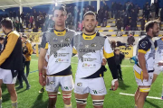 Marc Sánchez y Daniel Bellelli posan en San Amaro tras el amistoso disputado frente al Dendermonde.-DIEGO ALMENDRES