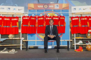 El entrenador del equipo español, SergioScariolo, posa con las camiseta de los 17 preseleccionados, ayer, en Madrid.-FEB