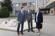 El gerente del centro, Javier Arellano, el alcalde de Burgos, Javier Lacalle, y la Superiora, Sor Purificación Río, en el inicio de la visita a las nuevas instalaciones.-RAÚL G. OCHOA