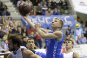 Jaramaz fuerza la penetración entre tres contrarios en un lance del partido frente al Joventut.-SANTI OTERO