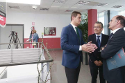 Ángel Ibáñez, ayer, en el ITCL, junto a Roberto Saiz y José María Vela, antes de clausurar la jornada.-RAÚL G. OCHOA