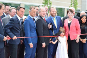 Ernesto Antolin, (centro), durante la ceremonia de inauguración de la planta de Shelby.-ECB