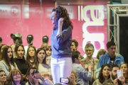 Una de las modelos durante el desfile en la pasarela solidaria.-RAÚL G. OCHOA