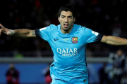 El delantero uruguayo del FC Barcelona Luis Suárez celebra su gol durante la semifinal del Mundial de Clubes-