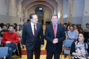 Mario Amilivia (izq.) y César Rico (dch.) fueron los encargados de inaugurar las jornadas ayer en San Agustín.-R. O.