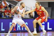 Schreiner protege el balón anteel jugador del UCAM Murcia.-ACB PHOTO / J. BERNAL