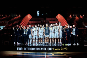 La plantilla del Hereda San Pablo posa tras recoger su medalla de subcampeón. FIBA